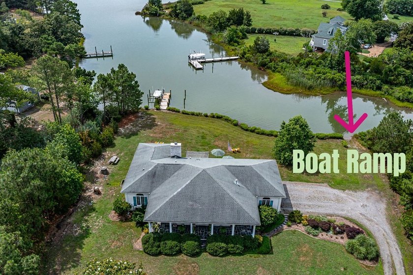 Waterfront living awaits in White Stone on more than 4 private - photo 3