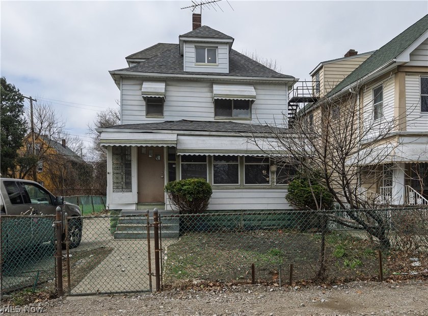 Welcome home to this recently updated Colonial conveniently - photo 2