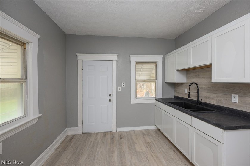 Welcome home to this recently updated Colonial conveniently - photo 7