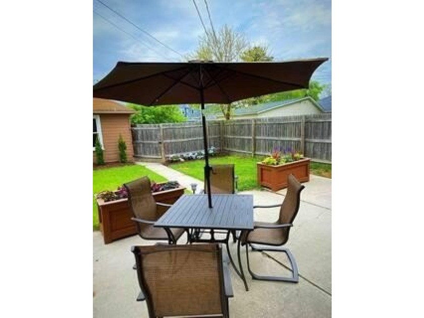 Large update 4 bedroom, 1.5 bath home. 2 blocks from lake - photo 18