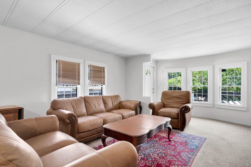 A great opportunity for local buyers! This 2-bedroom, 2-bath - photo 4