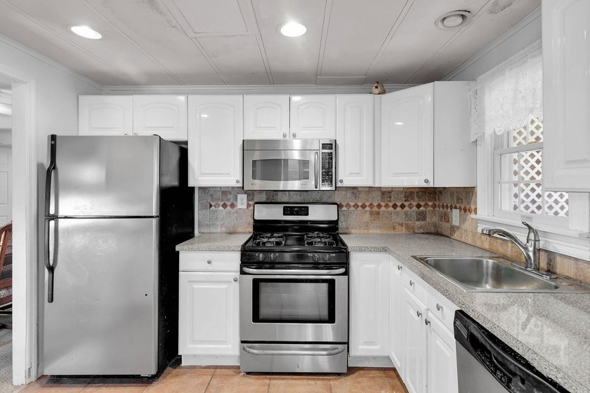 A great opportunity for local buyers! This 2-bedroom, 2-bath - photo 8