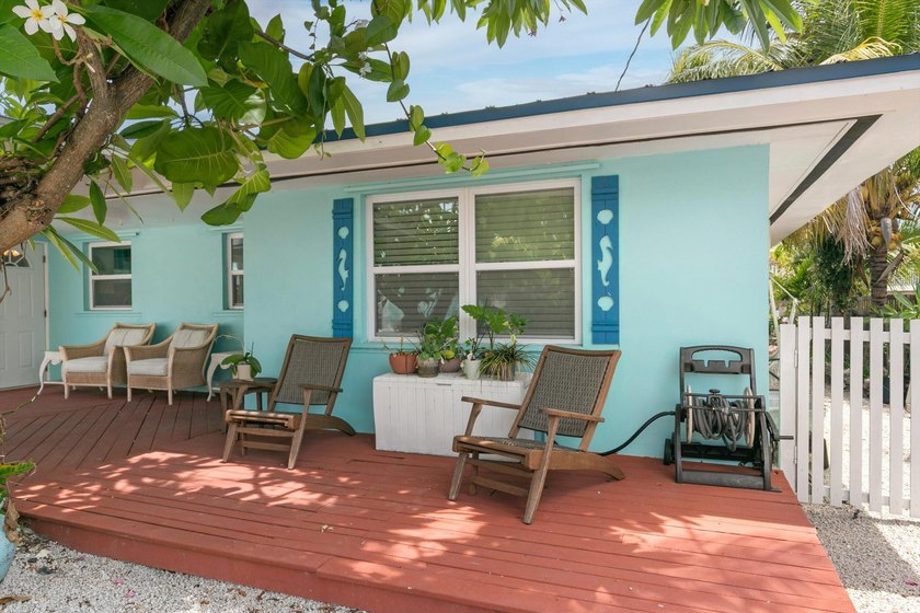 Waterfront Duplex with Income Potential in Big Pine Key! Live - photo 3