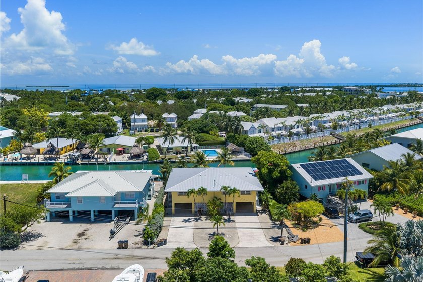 Rare canal-front duplex on Duck Key's prestigious Indies Canal - photo 2