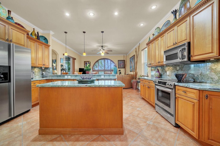 Discover this beautifully maintained 3 bedroom, 2.5 bathroom - photo 12