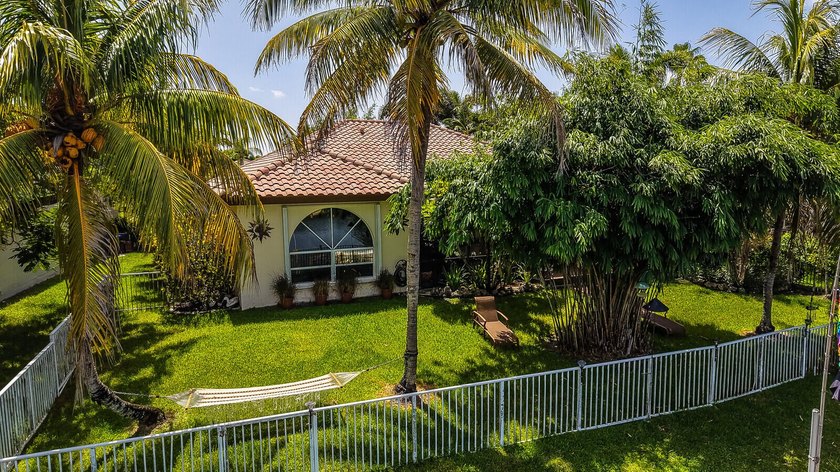 Discover this beautifully maintained 3 bedroom, 2.5 bathroom - photo 45