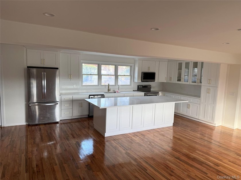 Welcome to this stunning, newly renovated split-level home - photo 5