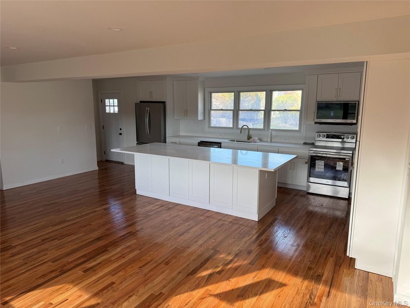 Welcome to this stunning, newly renovated split-level home - photo 6