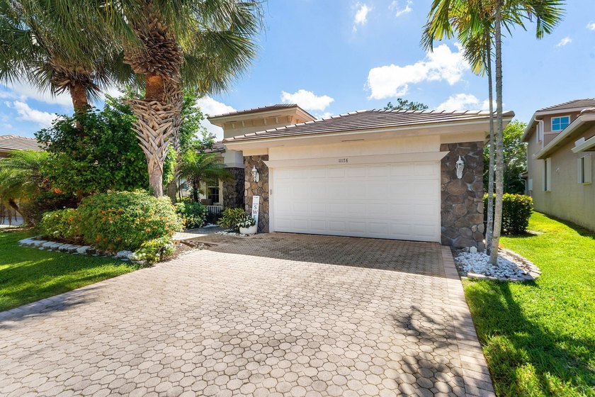 Welcome home to your spacious 4 bedroom, 3 bath home with a 2 - photo 2