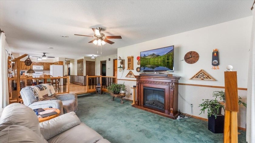 Welcome to this spacious 4-bedroom, 3-bath rambler just minutes - photo 13