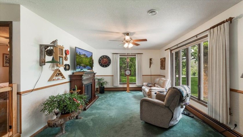 Welcome to this spacious 4-bedroom, 3-bath rambler just minutes - photo 15