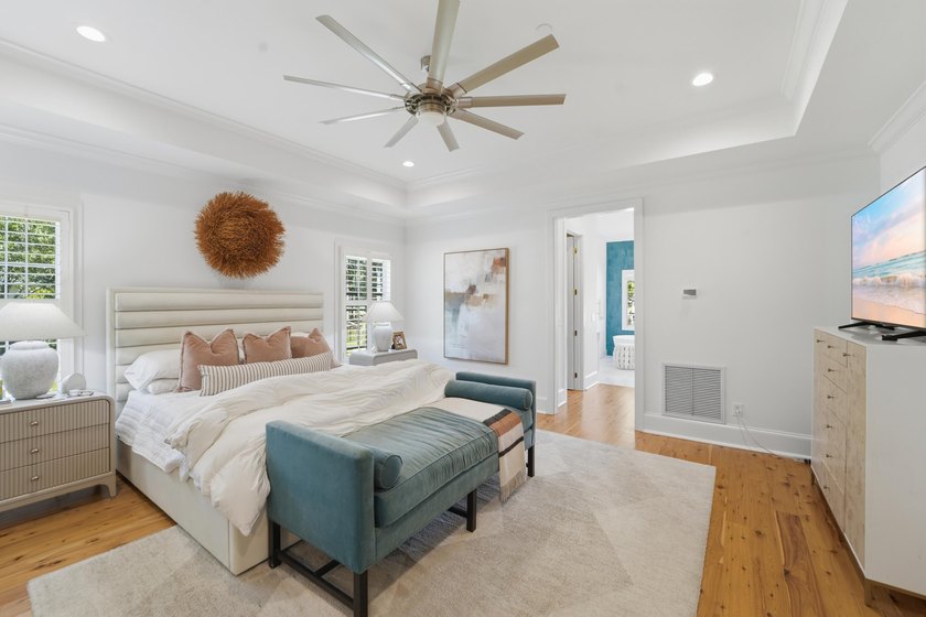 Welcome to this stunning custom-built 6-bedroom, 5.5 bathroom - photo 7