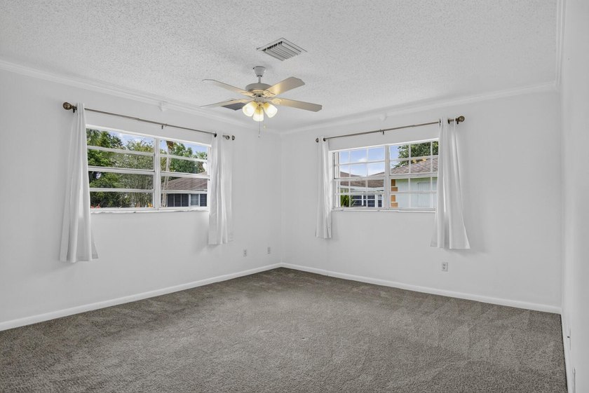Welcome to this beautifully maintained villa in the desirable - photo 21
