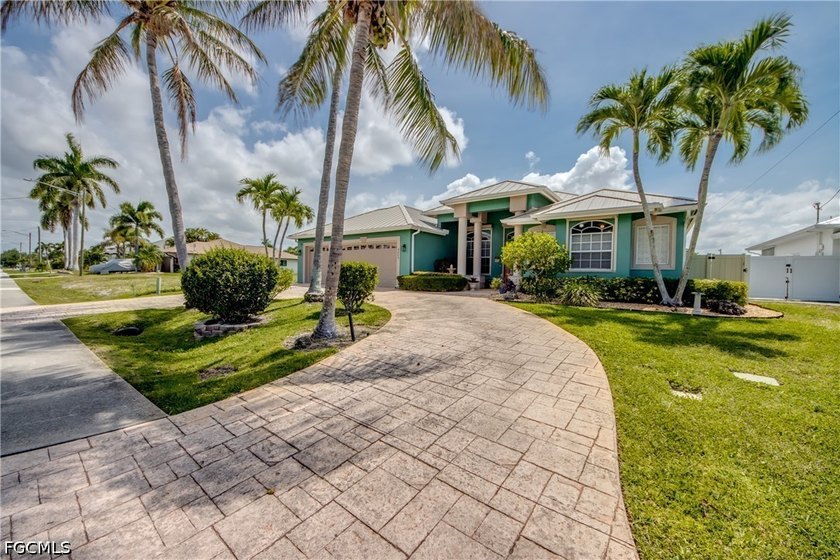 Meticulously maintained 4 bedroom, 4 full bath Gulf access pool - photo 3