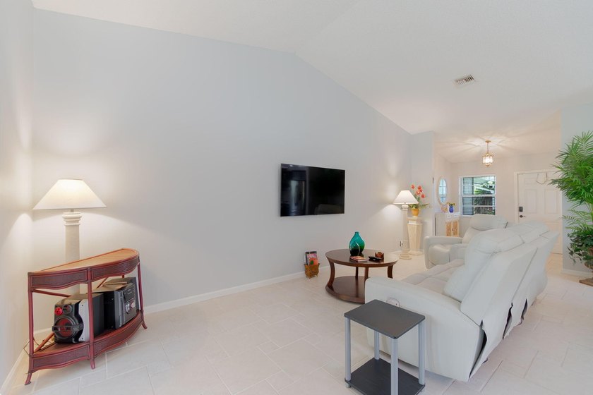 Welcome to this beautifully updated, fully furnished, turn-key - photo 11