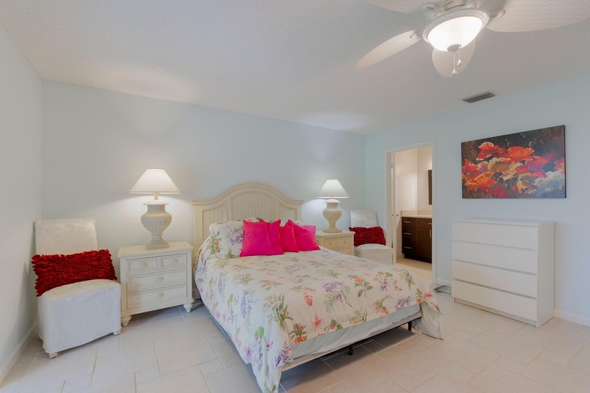Welcome to this beautifully updated, fully furnished, turn-key - photo 17