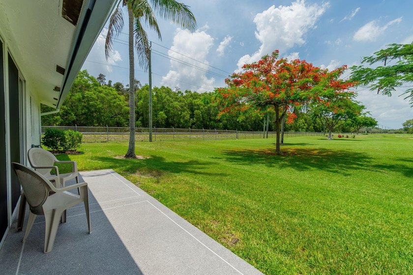 Welcome to this beautifully updated, fully furnished, turn-key - photo 25