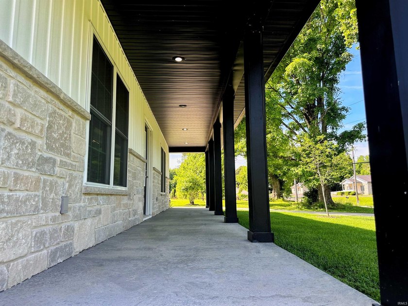 Built in 2022 and conveniently located just minutes from Lake - photo 5
