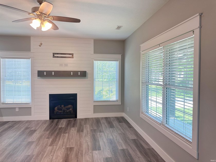 Built in 2022 and conveniently located just minutes from Lake - photo 6