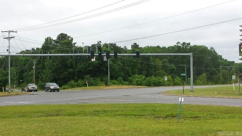 High visible stop light corner with 5 lanes and high traffic - photo 8