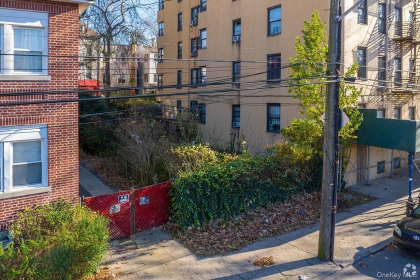 Rare opportunity to acquire a 3,325SF vacant lot in a highly - photo 2