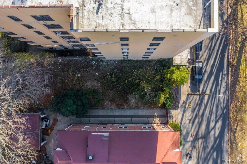 Rare opportunity to acquire a 3,325SF vacant lot in a highly - photo 3