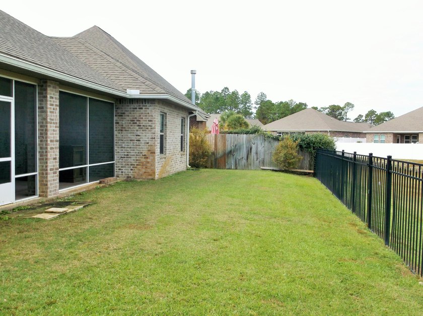 Priced to sell. Spacious 5-bedroom, 3 bath 1 story home, enter - photo 32
