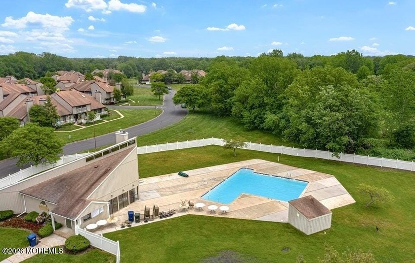 Investor opportunity in desirable Cotswold on the Green! This - photo 3