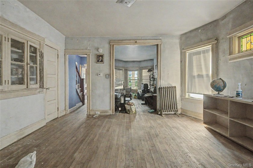 Rare opportunity to restore a spacious 5-bedroom detached - photo 4