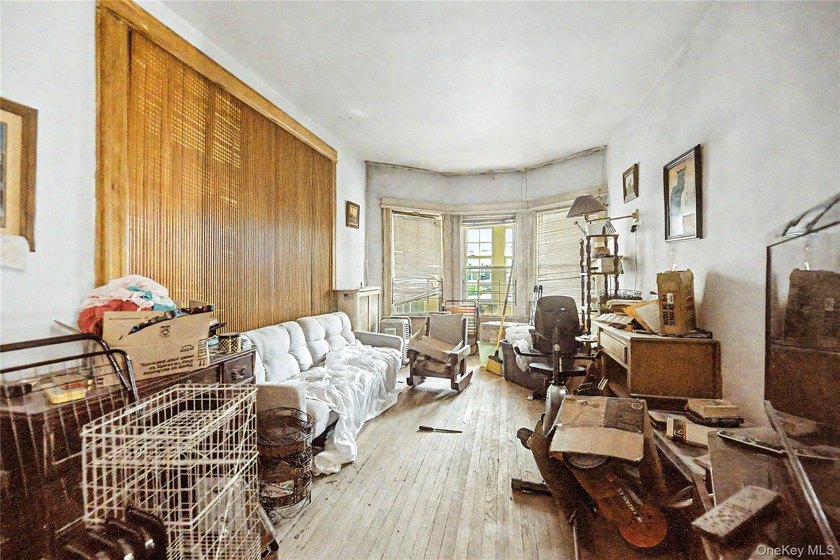 Rare opportunity to restore a spacious 5-bedroom detached - photo 5