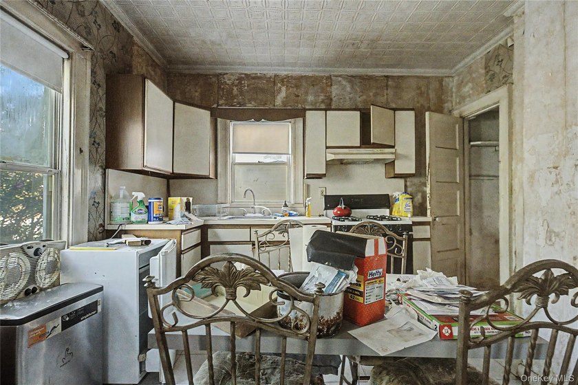 Rare opportunity to restore a spacious 5-bedroom detached - photo 6