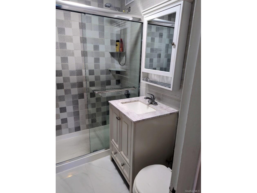 Spacious, bright, and well-maintained L-shaped studio with ample - photo 11
