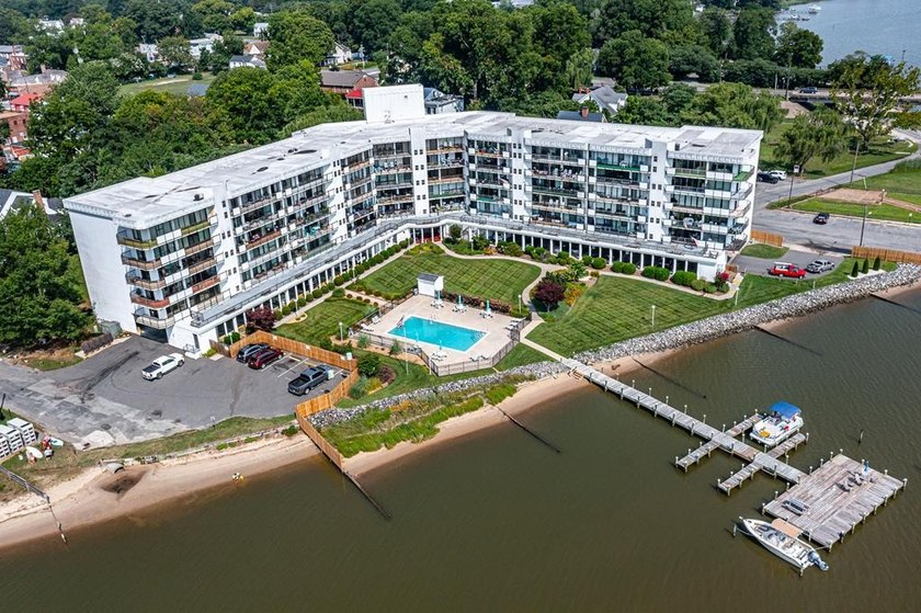 Where every day feels like a vacation! A Rare 3 bedroom, 2 bath - photo 2