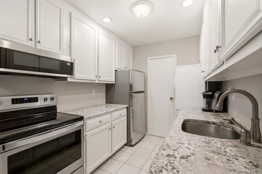 Bright 1 Bedroom Unit in the Highly-Desired Fairfield Saint - photo 11