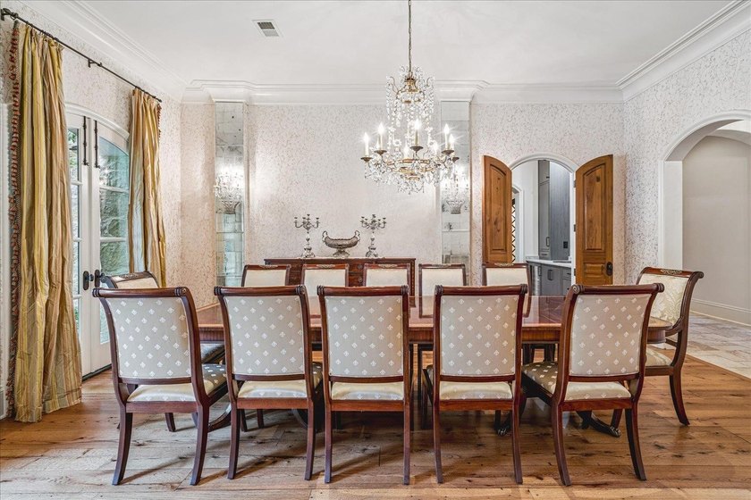Once-in-a-generation Germantown estate behind a private gated - photo 5