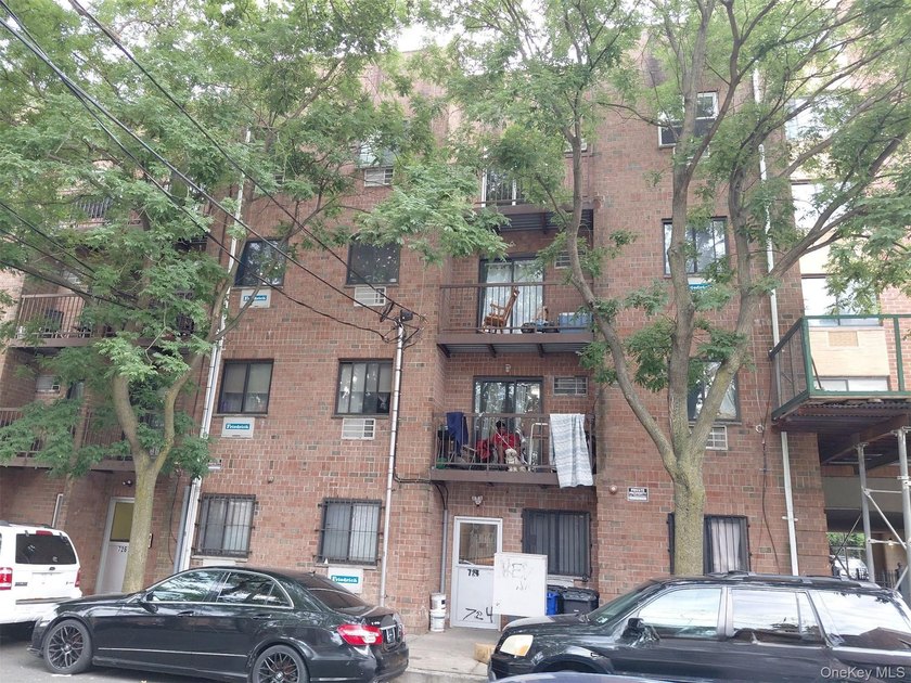This Condo Features 1 Bedrooms, Full Baths, &amp; Eat In Kitchen - photo 2