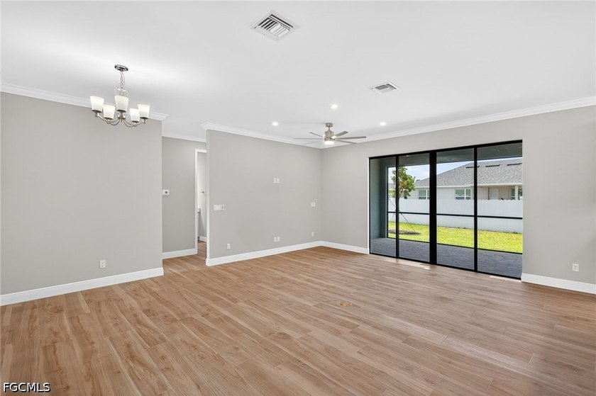 NEVER LIVED IN-NO FLOOD ZONE-OVERSIZED GARAGE-HIGH-END - photo 4