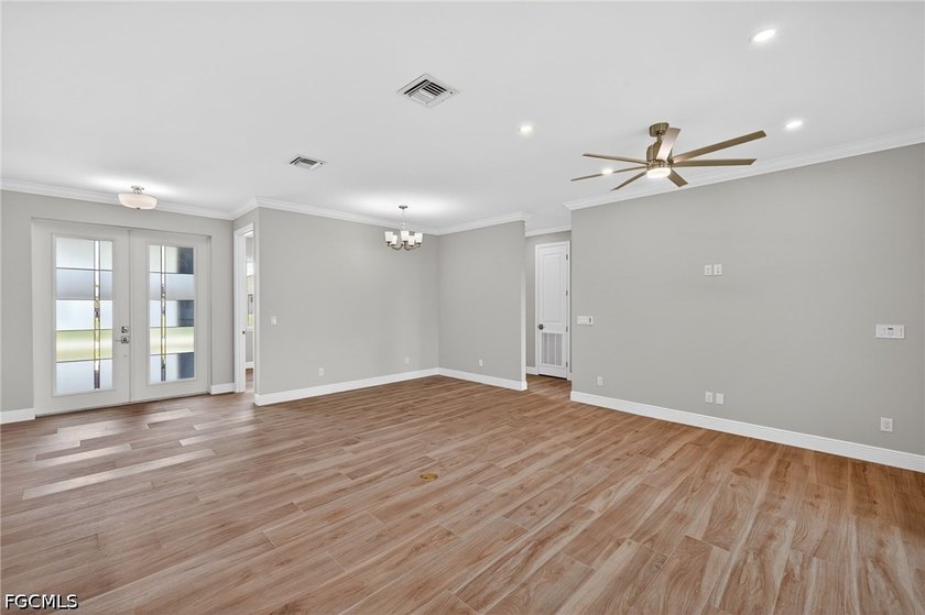 NEVER LIVED IN-NO FLOOD ZONE-OVERSIZED GARAGE-HIGH-END - photo 8