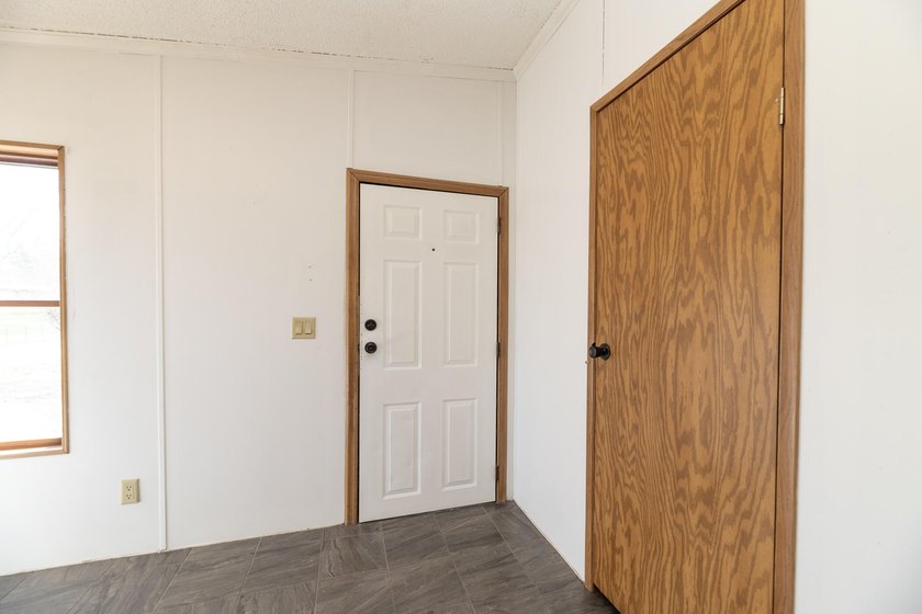 Welcome to this 3 bedroom, 2 bathroom home offering spacious - photo 16
