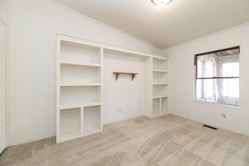 Welcome to this 3 bedroom, 2 bathroom home offering spacious - photo 21