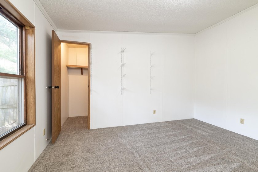 Welcome to this 3 bedroom, 2 bathroom home offering spacious - photo 23