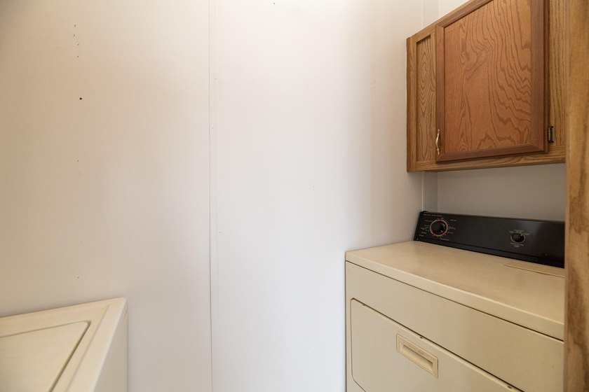 Welcome to this 3 bedroom, 2 bathroom home offering spacious - photo 27