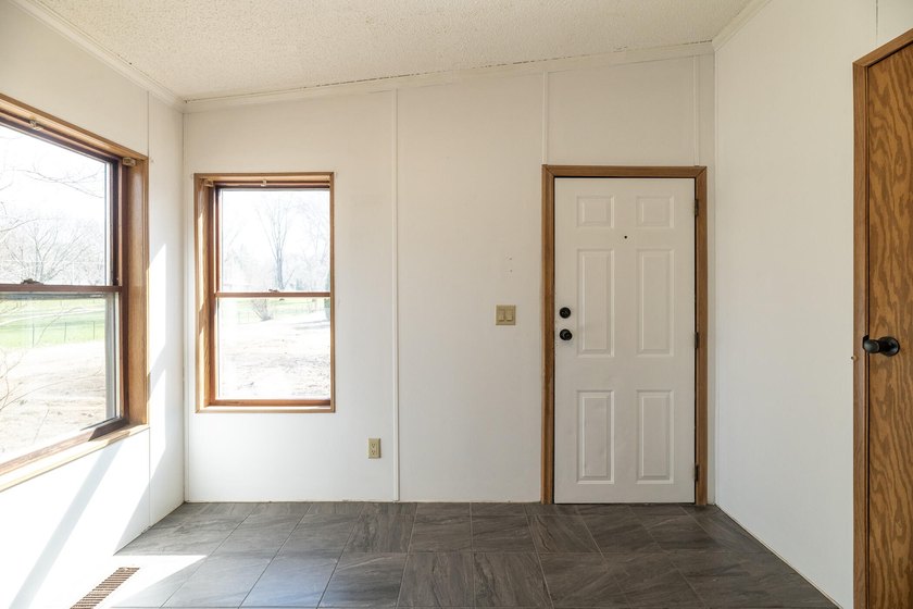 Welcome to this 3 bedroom, 2 bathroom home offering spacious - photo 28