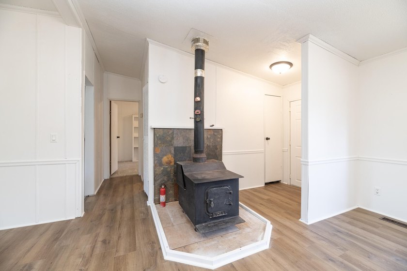 Welcome to this 3 bedroom, 2 bathroom home offering spacious - photo 36