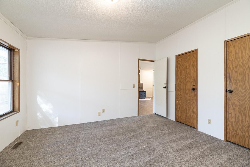 Welcome to this 3 bedroom, 2 bathroom home offering spacious - photo 37