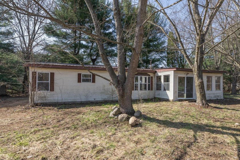 Welcome to this 3 bedroom, 2 bathroom home offering spacious - photo 40