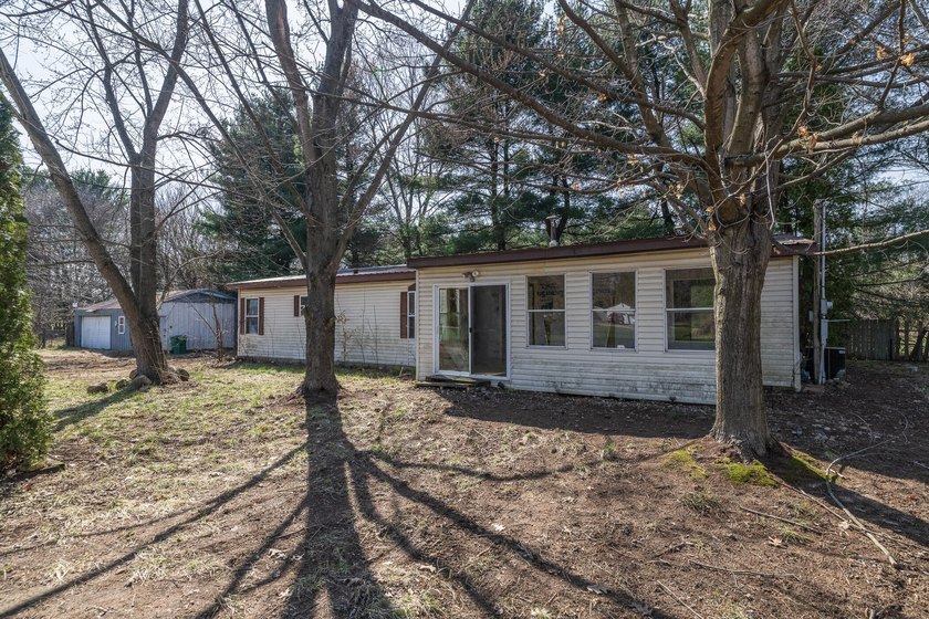 Welcome to this 3 bedroom, 2 bathroom home offering spacious - photo 41