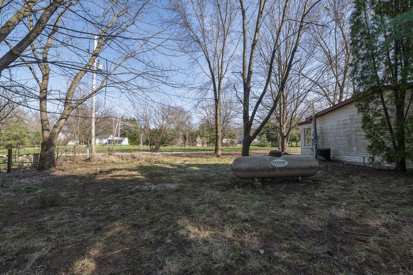 Welcome to this 3 bedroom, 2 bathroom home offering spacious - photo 46