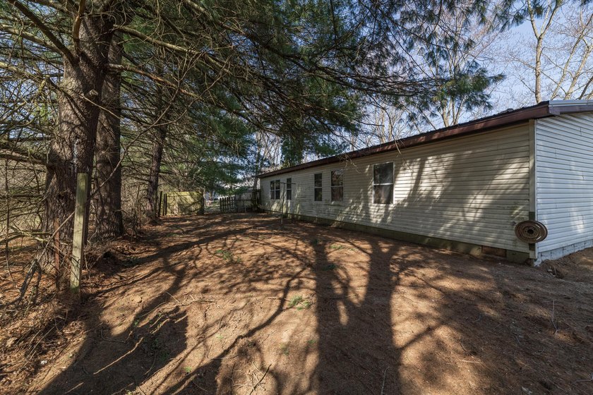 Welcome to this 3 bedroom, 2 bathroom home offering spacious - photo 47