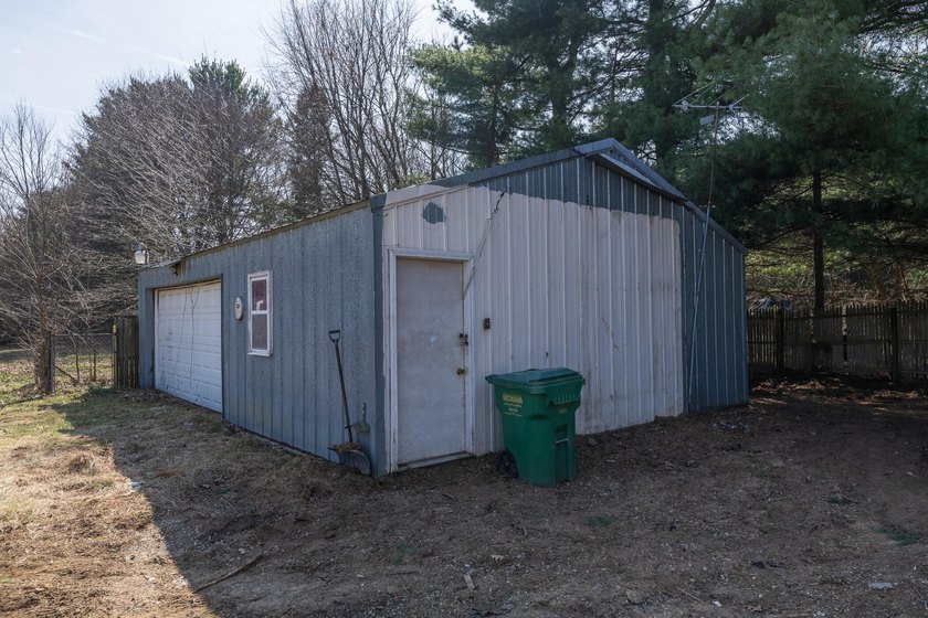 Welcome to this 3 bedroom, 2 bathroom home offering spacious - photo 49